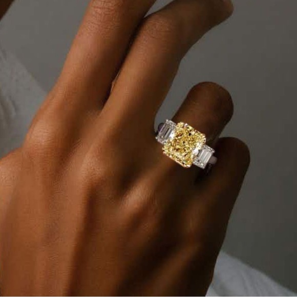 Emerald cut yellow ring - Picture 3 of 6